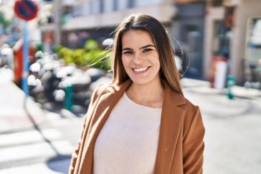 Sokakta kendine güvenen güzel İspanyol bir kadın.