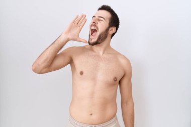 Beyaz arka planda üstsüz duran İspanyol genç adam el ele tutuşarak bağırıyor ve çığlık atıyordu. iletişim konsepti. 