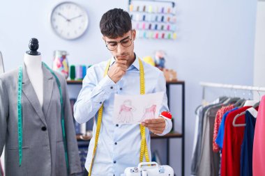 Terzi dükkanında terzi görünümlü İspanyol bir adam.