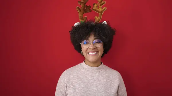 Joven Mujer Afroamericana Sonriendo Confiada Vistiendo Orejas Reno Navidad Sobre —  Fotos de Stock