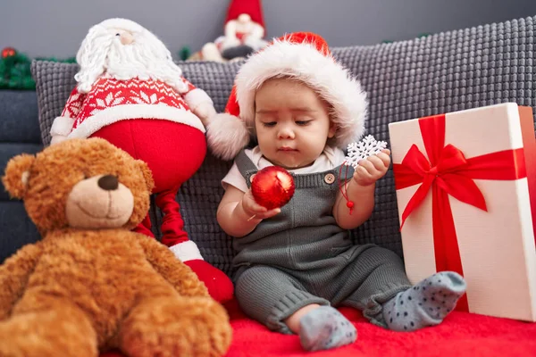 Adorable Niño Hispano Sentado Sofá Con Sombrero Navidad Casa —  Fotos de Stock