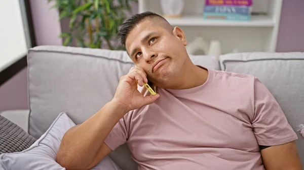 Sério Jovem Latino Absorvido Uma Conversa Telefônica Sentado Confortavelmente Casa — Fotografia de Stock