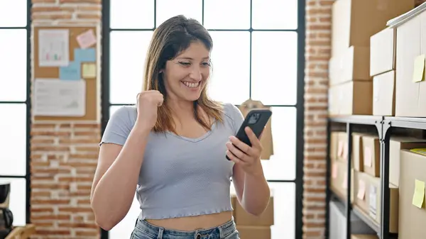 Ung Blond Kvinna Handel Företagare Använder Smartphone Med Vinnare Uttryck — Stockfoto