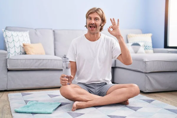 Bıyıklı Beyaz Bir Adam Oturma Odasında Dinleniyor Parmaklarıyla Işaret Veriyor — Stok fotoğraf
