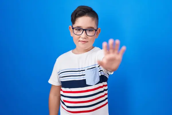 Joven Niño Hispano Pie Sobre Fondo Azul Haciendo Dejar Cantar —  Fotos de Stock