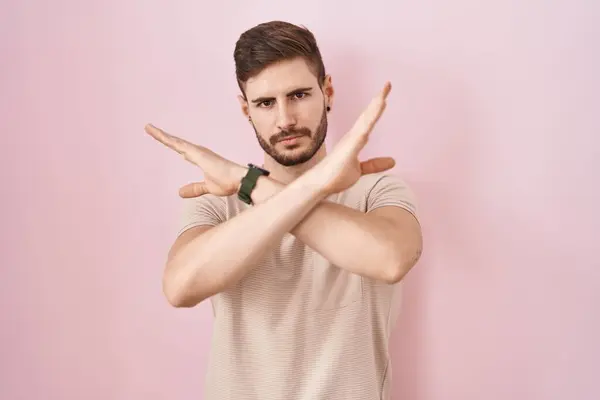 Homem Hispânico Com Barba Sobre Rosa Expressão Rejeição Fundo Cruzando — Fotografia de Stock