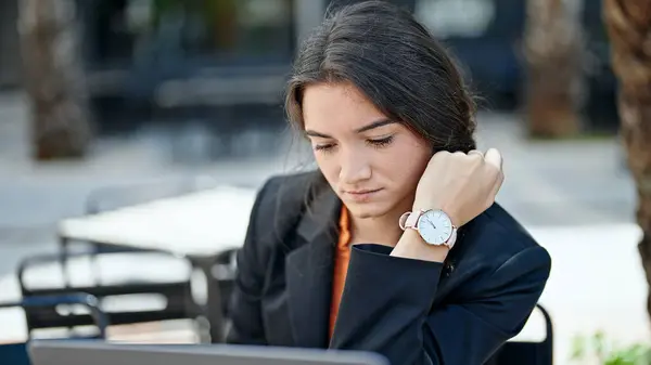 Jovem Bela Mulher Hispânica Empresária Usando Laptop Com Expressão Relaxada — Fotografia de Stock