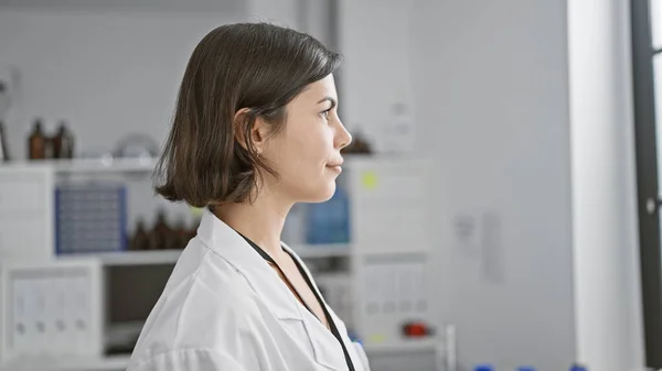 Focused Young Beautiful Hispanic Female Scientist Serious Face Looking Side — Stock Photo, Image