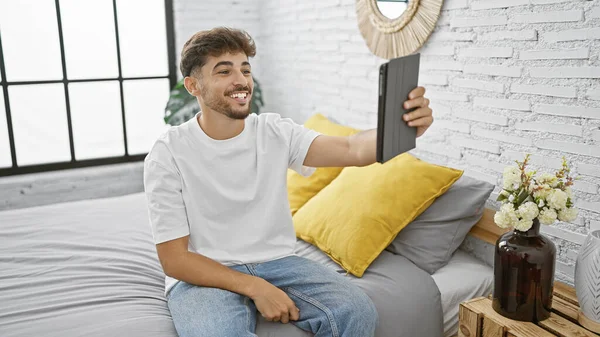 Zijn Gezellige Appartement Gelukkige Jonge Arabier Man Maakt Gebruik Van — Stockfoto