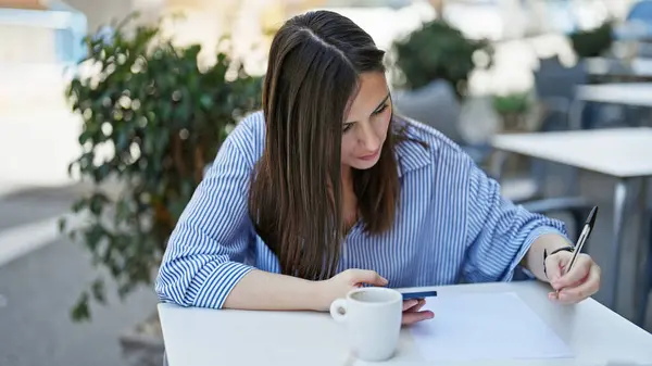 Joven Mujer Hispana Hermosa Usando Smartphone Tomando Notas Terraza Cafetería —  Fotos de Stock
