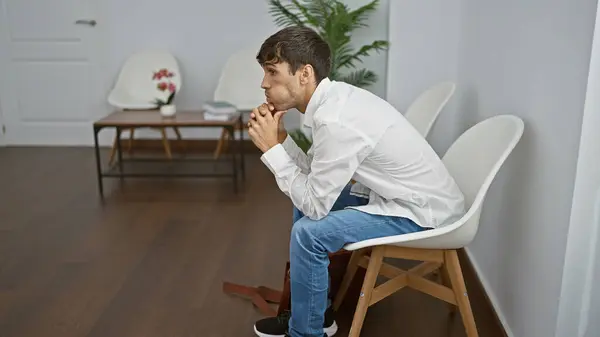 Homem Hispânico Jovem Cara Séria Olhando Redor Atentamente Enquanto Sentado — Fotografia de Stock