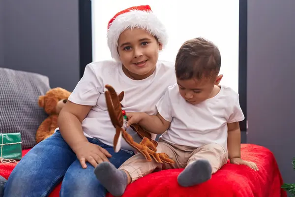 Evdeki Noel Kutlamak Için Kanepede Oturan Sevimli Çocuklar — Stok fotoğraf