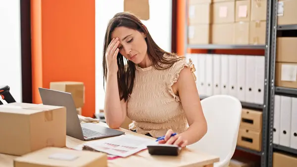 Young Beautiful Hispanic Woman Ecommerce Business Worker Stressed Doing Account — Stock Photo, Image