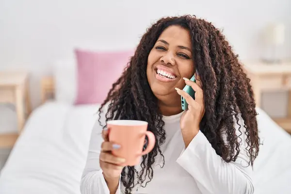 Afrikaans Amerikaanse Vrouw Praten Smartphone Het Drinken Van Koffie Slaapkamer — Stockfoto