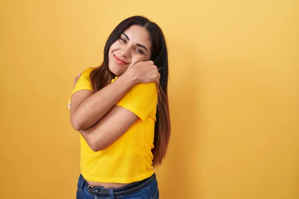 Jovem Árabe Mulher Sobre Fundo Amarelo Abraçando Feliz Positivo Sorrindo — Fotografia de Stock