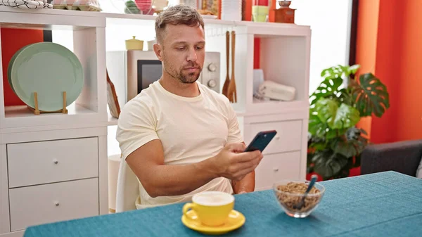 Junger Mann Frühstückt Mit Smartphone Esszimmer — Stockfoto