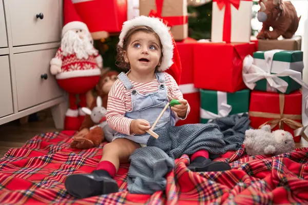 스러운 스페인 여자가 크리스마스 바닥에 앉아서 자신있게 — 스톡 사진