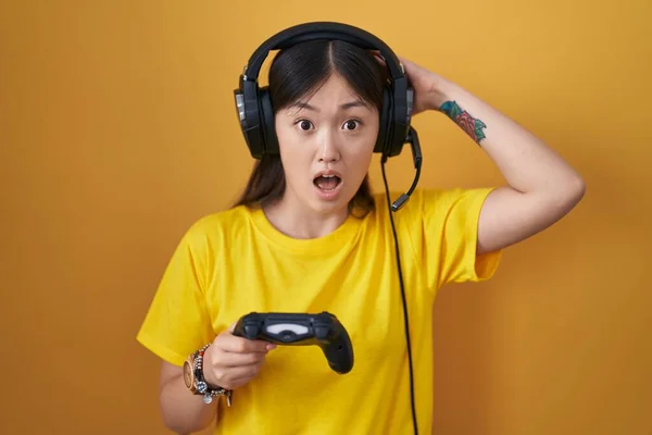 Çinli Genç Bir Kadın Video Oyunu Oynuyordu Kumandayı Deli Gibi — Stok fotoğraf