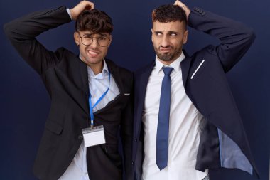 İş elbiseleri giyen iki İspanyol iş adamı kafalarını karıştırır ve soru sorarlar. Şüpheyle kararsız, kafa kafaya düşünerek. Düşünceli kavram. 