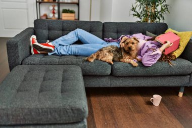 Genç, güzel İspanyol kadın yüzünü kitapla örterek evde uyuyor.