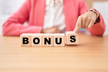 İş kadını elinde küplerle masada ikramiye sözü tutuyor.