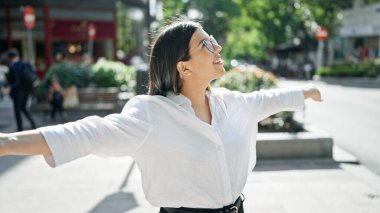 Madrid sokaklarında kollarını açmış güzel İspanyol bir kadın.