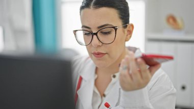 Genç, güzel İspanyol kadın doktor klinikte sesli mesaj yolluyor.