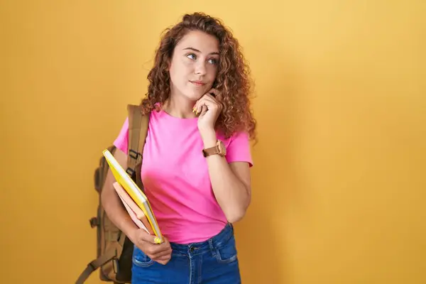 Genç Beyaz Bir Kadın Öğrenci Çantası Takıyor Elleri Çenesinde Kitapları — Stok fotoğraf