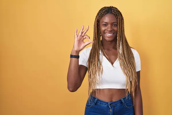 Afro Amerikaanse Vrouw Met Gevlochten Haar Staan Gele Achtergrond Lachend — Stockfoto