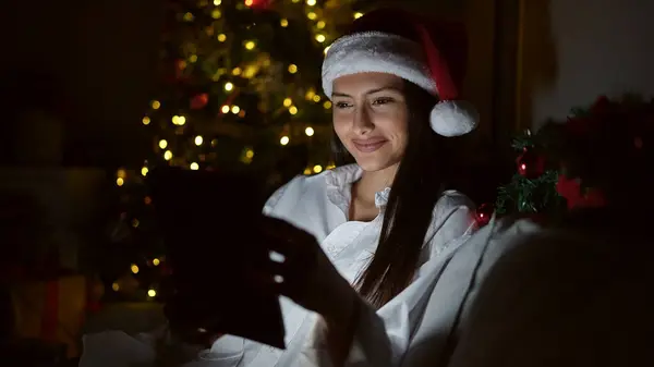 Jovem Bela Mulher Hispânica Assistindo Vídeo Touchpad Celebrando Natal Casa — Fotografia de Stock