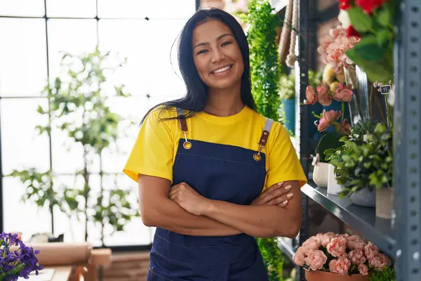 Jovem Bela Florista Mulher Latina Sorrindo Confiante Com Braços Cruzados — Fotografia de Stock