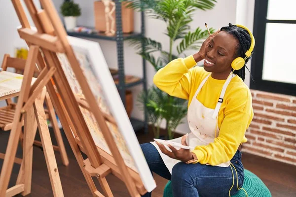 African American Woman Artist Listening Music Drawing Art Studio — Stockfoto