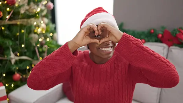Afrikaans Amerikaanse Vrouw Vieren Kerst Doen Hart Vorm Met Handen — Stockfoto