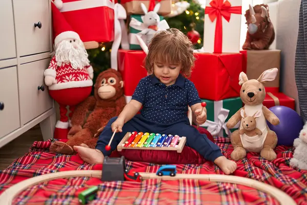 Adorable Niño Hispano Jugando Xilófono Sentado Suelo Por Regalos Navidad — Foto de Stock