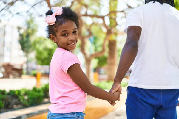 Ayah Dan Anak Tersenyum Percaya Diri Berjalan Dengan Tangan Bersama — Stok Foto