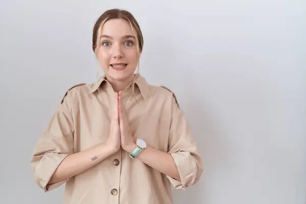 Młoda Kaukaska Kobieta Ubrana Luźną Koszulę Modląca Się Razem Dłońmi — Zdjęcie stockowe