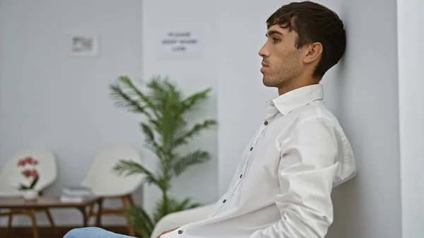 Ciddi Yüzlü Spanyol Bir Adam Bekleme Odasında Oturmuş Etrafa Dikkatlice — Stok fotoğraf