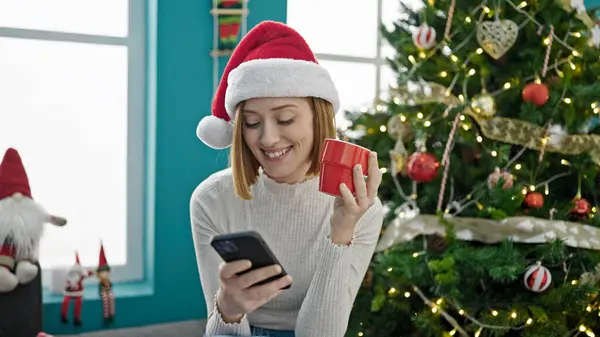 Jeune Femme Blonde Utilisant Smartphone Boire Café Célébrant Noël Maison — Photo