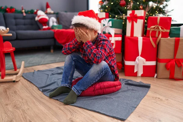 自宅でストレスの強い表現で床に座っている愛らしいヒスパニックの少年 — ストック写真