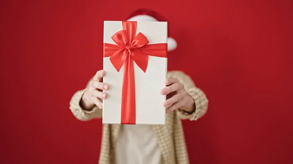 Young Hispanic Man Holding Christmas Gift Isolated Red Background — Stock Photo, Image