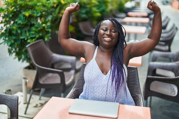 Afroamerikanerin Breitet Arme Auf Tisch Auf Café Terrasse Aus — Stockfoto