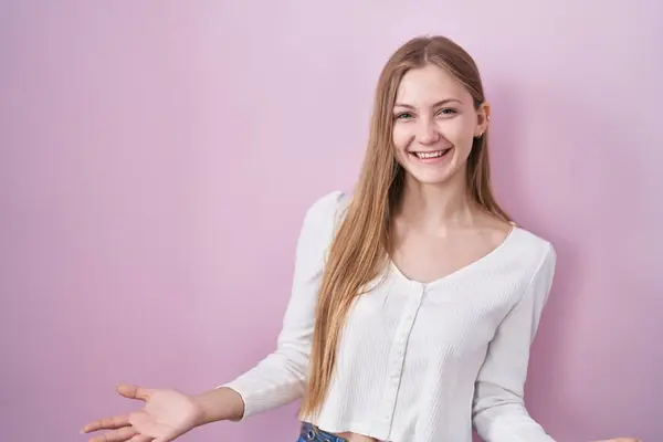 Young Caucasian Woman Standing Pink Background Smiling Cheerful Open Arms — Foto Stock