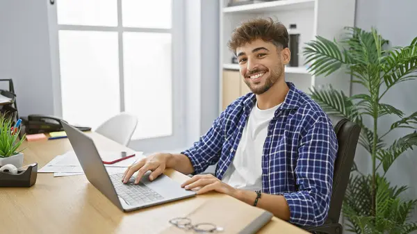 Sorridente Fiducioso Giovane Arabo Che Lavora Gioiosamente Sul Suo Computer — Foto Stock