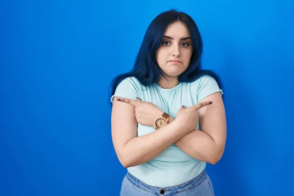 Young Modern Girl Blue Hair Standing Blue Background Pointing Both — Stock Photo, Image