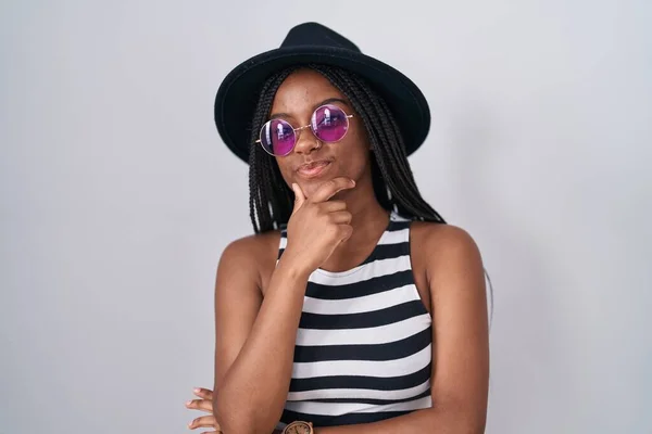 Joven Afroamericano Con Trenzas Con Sombrero Gafas Sol Mirando Con —  Fotos de Stock