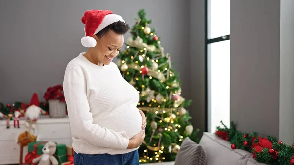 Mladá Těhotná Žena Dotýkající Břicha Slaví Vánoce Doma — Stock fotografie