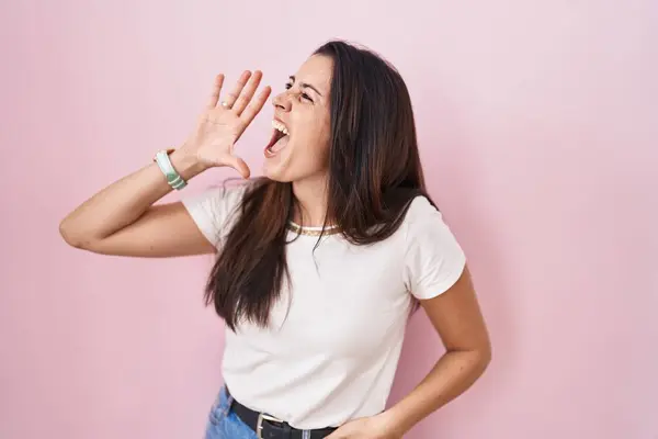 Young Brunette Woman Standing Pink Background Shouting Screaming Loud Side — Stock Photo, Image