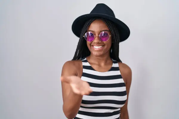 Joven Afroamericano Con Trenzas Llevando Sombrero Gafas Sol Sonriente Alegre —  Fotos de Stock
