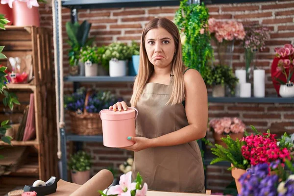 Jovem Loira Trabalhando Florista Loja Deprimida Preocupar Com Angústia Chorando — Fotografia de Stock