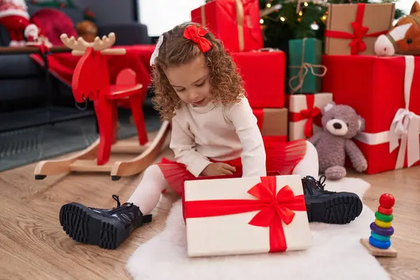 Αξιολάτρευτο Ξανθό Κορίτσι Ξεπακετάρισμα Δώρο Κάθεται Από Χριστουγεννιάτικο Δέντρο Στο — Φωτογραφία Αρχείου